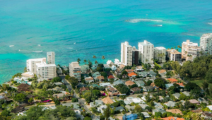 CITY IN HAWAII BUILT NEAR THE SHORELINE FOR TRAVELERS TO ENJOY.