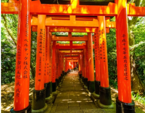 TOURISTS VIST THE BEAUTILE SHRINE OF KYOTO