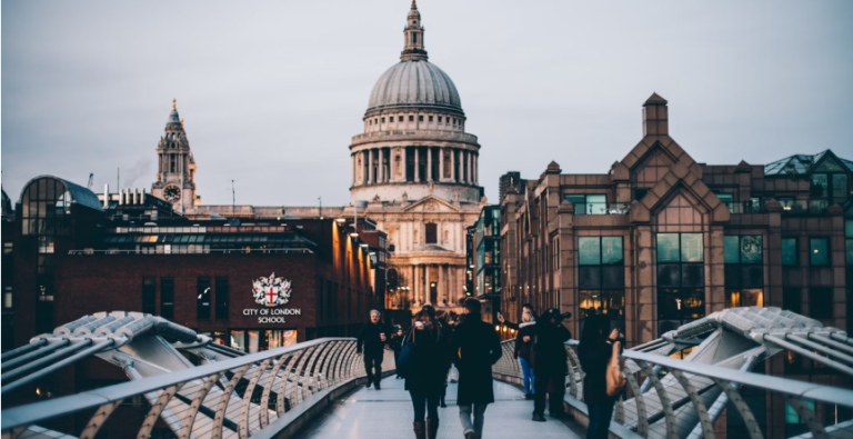 FAMOUS LONDON CATHEDRAL